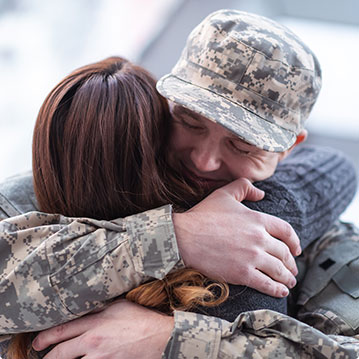 soldado abraçando mulher